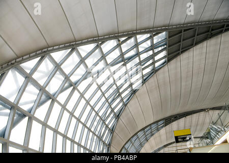 Flughafen Terminal Dach. Abstrakte Architektur Detail Hintergrund, moderne Dach Muster modern. Abschnitt des gekrümmten verstärktem Stahl Dach Balken ich Stockfoto