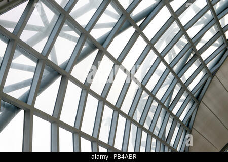 Flughafen Terminal Dach. Abstrakte Architektur Detail Hintergrund, moderne Dach Muster modern. Abschnitt des gekrümmten verstärktem Stahl Dach Balken ich Stockfoto