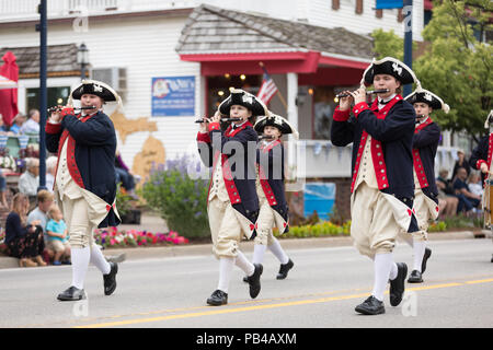 Frankenmuth, Michigan, USA - Juni 10, 2018 Mitglieder der Plymouth Fife und Drum Corps an der Bayerischen Festival Parade durchführen. Stockfoto