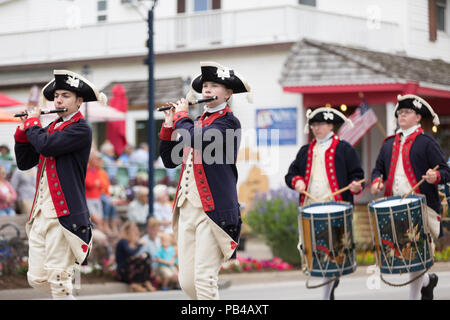 Frankenmuth, Michigan, USA - Juni 10, 2018 Mitglieder der Plymouth Fife und Drum Corps an der Bayerischen Festival Parade durchführen. Stockfoto