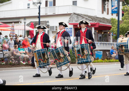 Frankenmuth, Michigan, USA - Juni 10, 2018 Mitglieder der Plymouth Fife und Drum Corps an der Bayerischen Festival Parade durchführen. Stockfoto