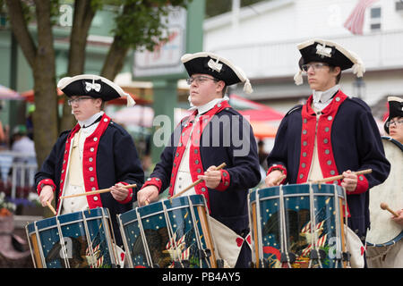 Frankenmuth, Michigan, USA - Juni 10, 2018 Mitglieder der Plymouth Fife und Drum Corps an der Bayerischen Festival Parade durchführen. Stockfoto