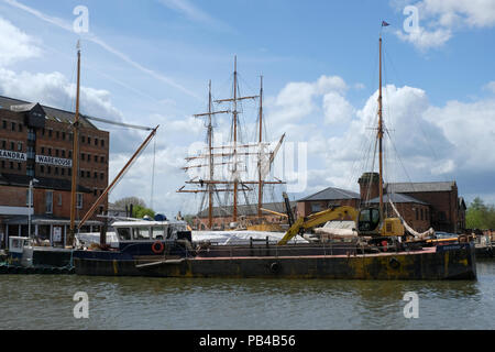 Canal Schwimmbagger Riparian günstig in Gloucester Docks Stockfoto