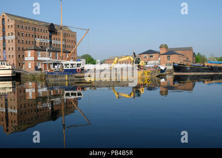 Canal Schwimmbagger Riparian günstig in Gloucester Docks Stockfoto