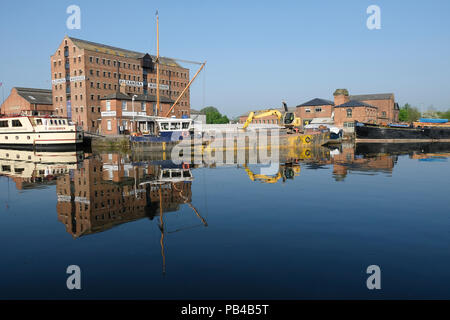 Canal Schwimmbagger Riparian günstig in Gloucester Docks Stockfoto