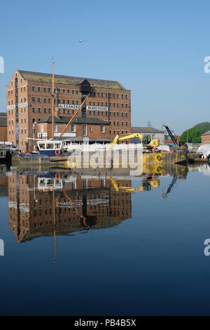 Canal Schwimmbagger Riparian günstig in Gloucester Docks Stockfoto