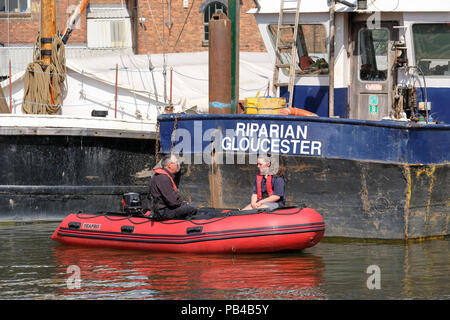 Canal Schwimmbagger Riparian günstig in Gloucester Docks. Sicherheit Boot neben. Stockfoto