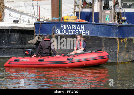 Canal Schwimmbagger Riparian günstig in Gloucester Docks. Sicherheit Boot neben. Stockfoto