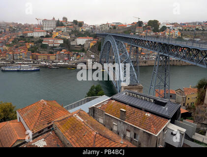 Auf Sehenswürdigkeit der zentralen Ribeira am Flussufer Bezirk der Stadt von Porto, Portugal, vom Dom Luis I Brücke über den Fluss Douro Stockfoto