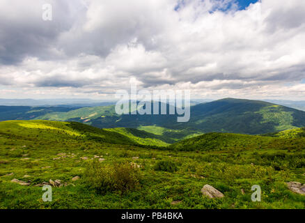 Bewölkten Himmel über den Bergen. schönen Sommer Landschaft der Karpaten Stockfoto