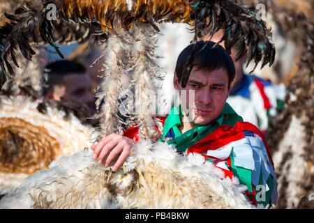 Pernik, Bulgarien - 28. Januar 2018: Die Teilnehmer nehmen am internationalen Festival der Maskerade Spiele Surva. Das Festival fördert Variationen o Stockfoto