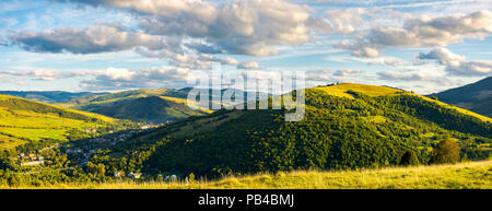 Panorama der schönen bergigen Gegend am Nachmittag. Wunderschöne cloudscpe am Abend Himmel. Ruhig und friedlich leben im ländlichen Raum Stockfoto