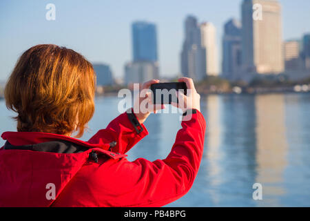 Junge Frau nimmt Fotos mit Smart Handy Stockfoto