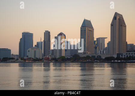 Blick auf die San Diego doutown von Coronado Island Stockfoto