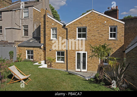 Eine Geschichte zwei hintere Erweiterung zu einem traditionellen viktorianischen Haus in Peckham, südöstlich von London, UK. Angrenzend an das Haus befindet sich in schlechten Zustand. Stockfoto