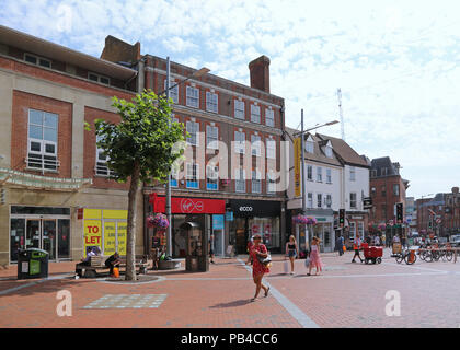 Im Stadtzentrum von Reading, Berkshire. Verkehrsberuhigten Abschnitt der Broad Street. Zeigt der Käufer und Passanten an einem sommerlichen Morgen an Wochentagen. Stockfoto