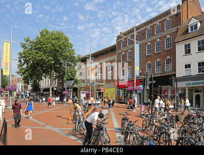 Im Stadtzentrum von Reading, Berkshire. Verkehrsberuhigten Abschnitt der Broad Street. Zeigt Shopper, Fußgänger und abgestellte Fahrräder Stockfoto