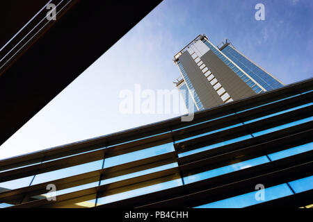 Modernes Gebäude aus Glas und Beton mit der Geometrie der Linien und Diagonalen. Riga, Lettland Stockfoto