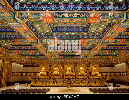 Der Innenraum der Halle des buddhistischen Kloster Po Lin am Ngong Ping, Lantau Island, Hong Kong China Stockfoto