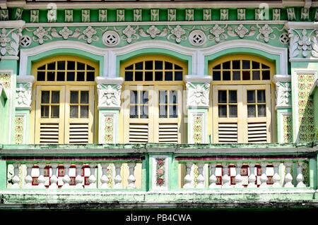 Traditionelle Singapur Peranakan oder Straits Chinesischen shop Haus mit Bogenfenster, antiken creme Fensterläden aus Holz und grüne Fassade in Geylang Stockfoto