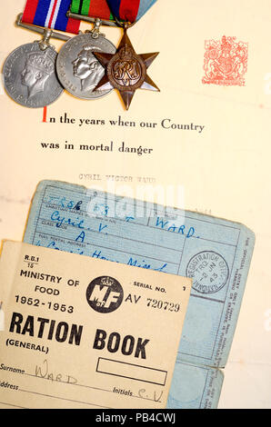Lebensmittelkarten im Einsatz nach dem Zweiten Weltkrieg mit der Nachkriegszeit Engpässe zu bewältigen, die zu einer Cyril Ward, mit einem Brief über seinen Dienst in der Home Guard Stockfoto