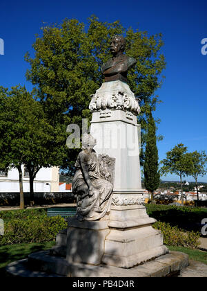 Statue der Jungfrau und die Büste von Dr. Francisco Barahona, in der Diana römische Tempel Gärten im Largo Conde de Vila Flor Square, Evora, Portugal Stockfoto