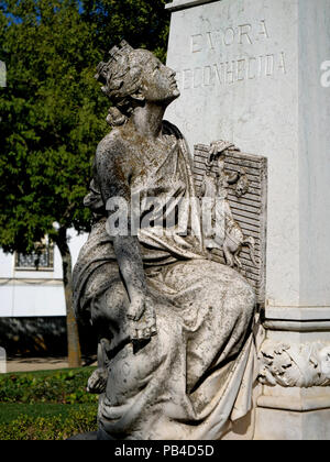 Statue der Jungfrau und die Büste von Dr. Francisco Barahona, in der Diana römische Tempel Gärten im Largo Conde de Vila Flor Square, Evora, Portugal Stockfoto