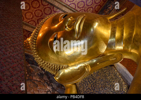 Großen Goldenen liegenden Buddha von Wat Pho Tempel in Bangkok, Thailand. Stockfoto