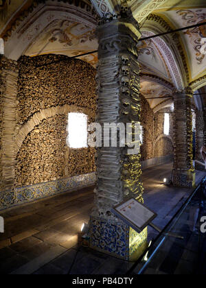 Innerhalb der Capela dos Ossos, die Kapelle der Knochen, der neben der Kirche des Hl. Franziskus in der alten ummauerten Stadt Evora, Portugal Stockfoto