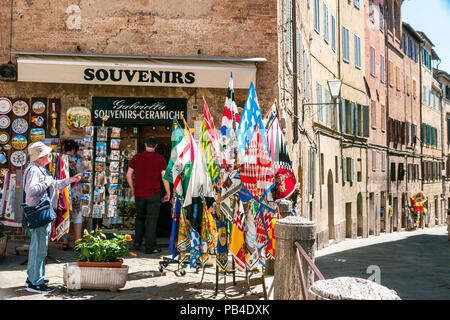 Touristen, die einen Souvenir Shop in die Gassen der mittelalterlichen Stadt von Siena, Italien Stockfoto