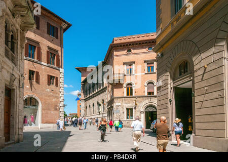 Menschen durch die Gassen der mittelalterlichen Stadt von Siena, Toskana, Italien bummeln Stockfoto