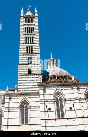Der Turm und Kuppel der Gotischen Kathedrale Kathedrale Santa Maria Assunta, in der mittelalterlichen Stadt, Siena, Toskana, Italien Stockfoto