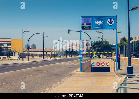 Valencia, Spanien - 17. Juni 2017: Eingang zum oceanografic Parkplatz, bei Marine Komplex in Valencia vor, die die Menschen im Sommer zu Fuß Stockfoto