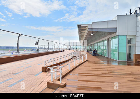 Japan. Haneda Airport International Terminal, Flughafen in Tokio. Im Außenbereich galerie Balkon. Stockfoto