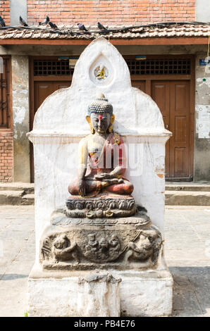 Buddha Statue im Hof des Kathesimbhu Stupa, Kathmandu, Nepal Stockfoto