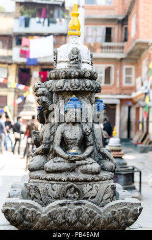 Buddha Statue im Hof des Kathesimbhu Stupa, Kathmandu, Nepal Stockfoto