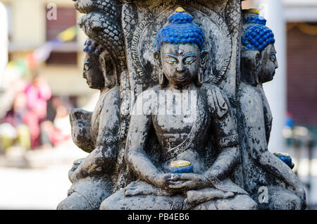 Buddha Statue im Hof des Kathesimbhu Stupa, Kathmandu, Nepal Stockfoto