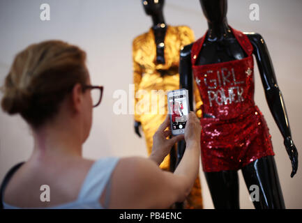 Menüpunkte auf der Anzeige an die Spice Girls Ausstellung im Business Design Centre im Norden von London. Stockfoto