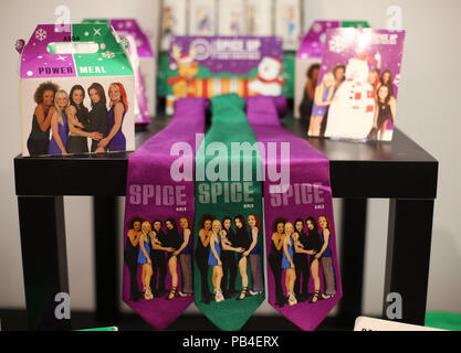 Menüpunkte auf der Anzeige an die Spice Girls Ausstellung im Business Design Centre im Norden von London. Stockfoto