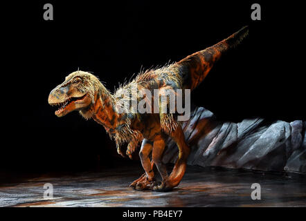 Ein Baby Tyrannosaurus Rex bei einem Fotoshooting für das Gehen mit Dinosaurier - die Arena spektakulär, im Arena Birmingham. Auf der Grundlage der BBC-TV-Serie, die Produktion wird star Strachan als Paläontologe Huxley und 18 lebensgroße Dinosaurier einschließlich eines Tyrannosaurus Rex, der ist 7 Meter hoch und 13 Meter in der Länge und zwei Brachiosaurus, die 11 Meter in der Höhe und 17 Meter in der Länge. Stockfoto