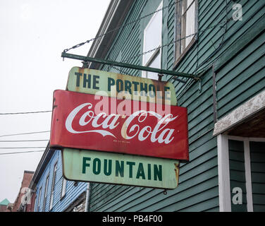 Coca-Cola-Schild vor einer alten Restaurant in Portland, Maine Stockfoto