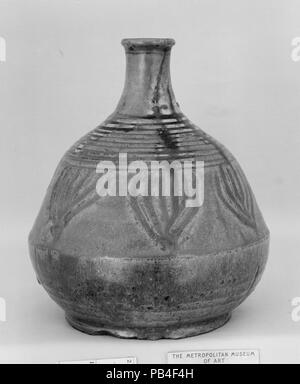Flasche. Kultur: Japan. Abmessungen: H.8. (20,3 cm). Datum: 18. Museum: Metropolitan Museum of Art, New York, USA. Stockfoto