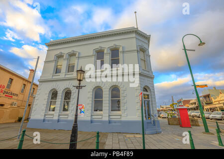 Albany, Australien - Dec 28, 2017: Vorderansicht des Albany House bei Sonnenuntergang in Western Australia, einem denkmalgeschützten Gebäude an der Ecke des Stirling Terrasse und York Street in der Nähe von Princess Royal Harbour Stockfoto