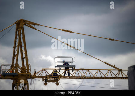 Belgrad, Serbien - Arbeitnehmer Instandsetzung ein Baukran hoch über dem Boden Stockfoto