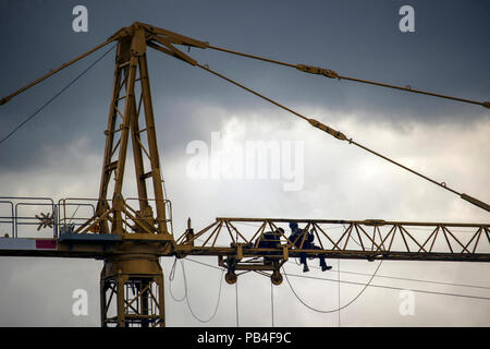 Belgrad, Serbien - Arbeitnehmer Instandsetzung ein Baukran hoch über dem Boden Stockfoto