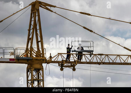 Belgrad, Serbien - Arbeitnehmer Instandsetzung ein Baukran hoch über dem Boden Stockfoto