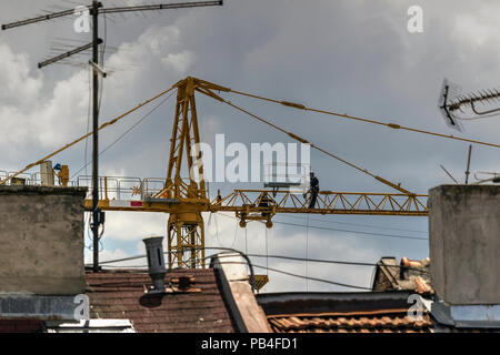 Belgrad, Serbien - Arbeitnehmer Instandsetzung ein Baukran hoch über dem Boden Stockfoto