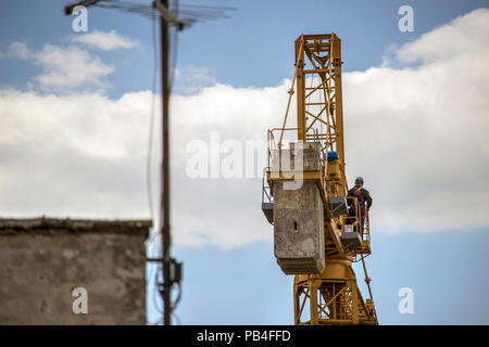 Belgrad, Serbien - Arbeitnehmer Instandsetzung ein Baukran hoch über dem Boden Stockfoto