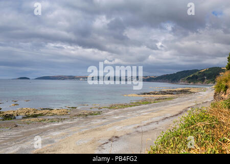 Der Strand und die Küste bei Downderry, Cornwall, ein kleines touristisches Dorf an der Südküste Stockfoto