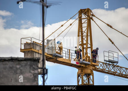 Belgrad, Serbien - Arbeitnehmer Instandsetzung ein Baukran hoch über dem Boden Stockfoto